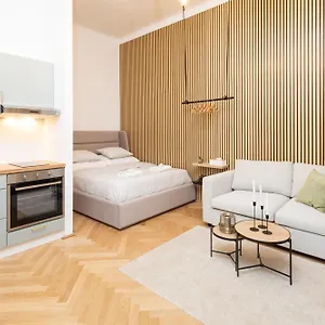 Charming Retreat Walking Distance From Town Centre Viena